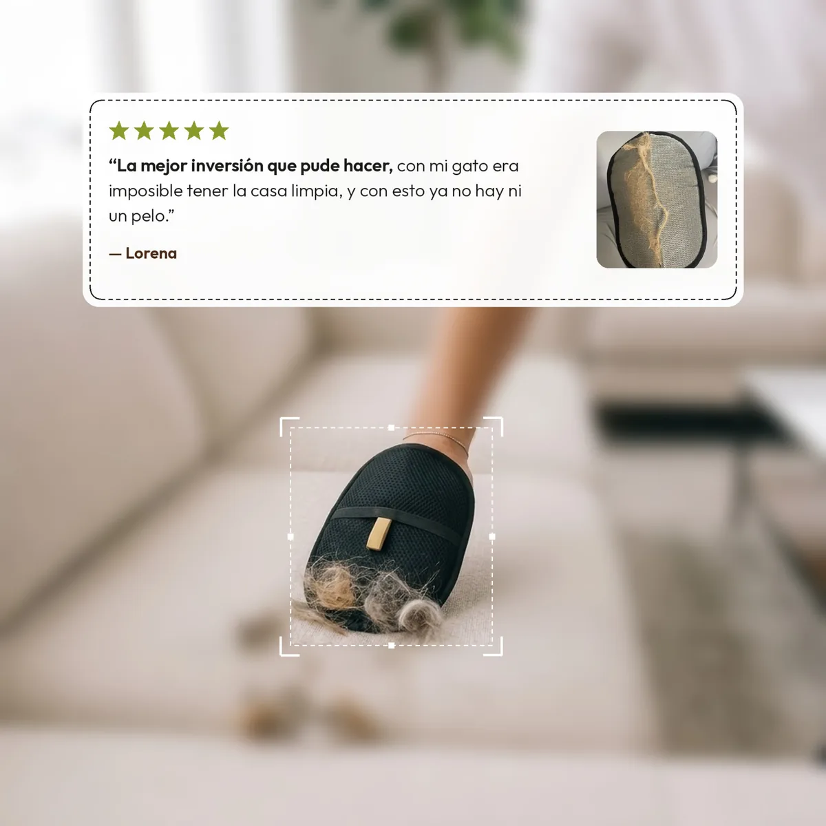 Persona pasando la manopla quitapelos sobre un sillón claro, junto a una reseña de 5 estrellas