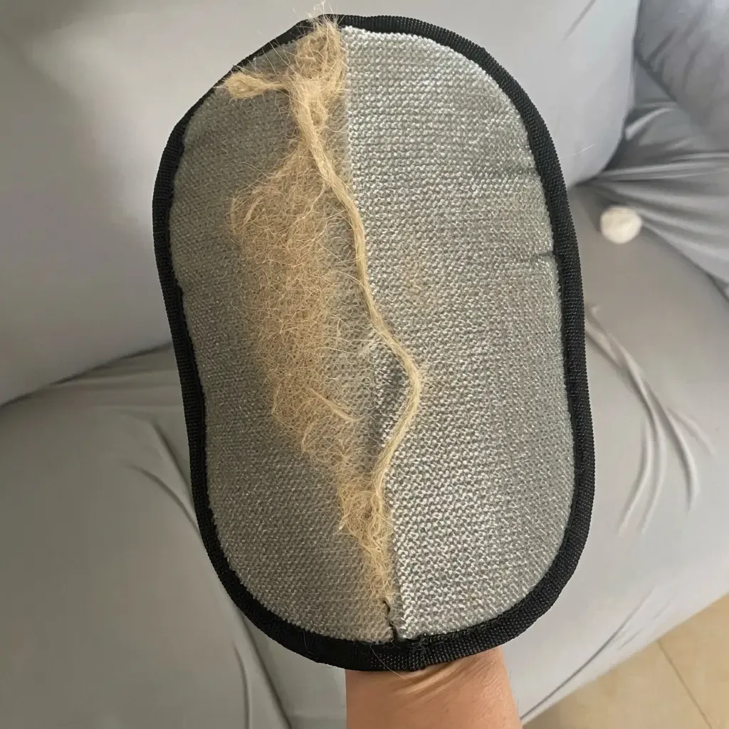 El pelo se agrupa en una tira: levantalo con los dedos y listo.