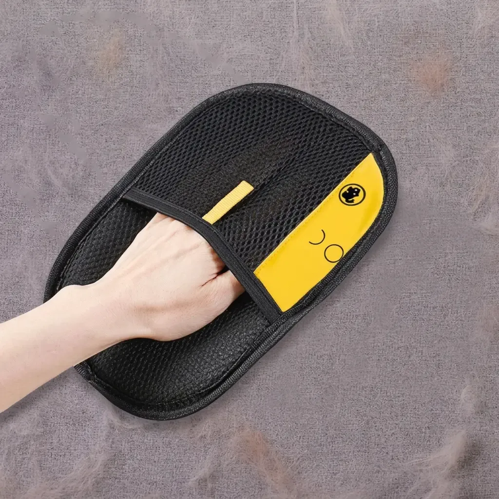 Meté la mano en el bolsillo del reverso.
